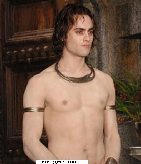 mai pun o poza cu vamirul :d regina of the damned)